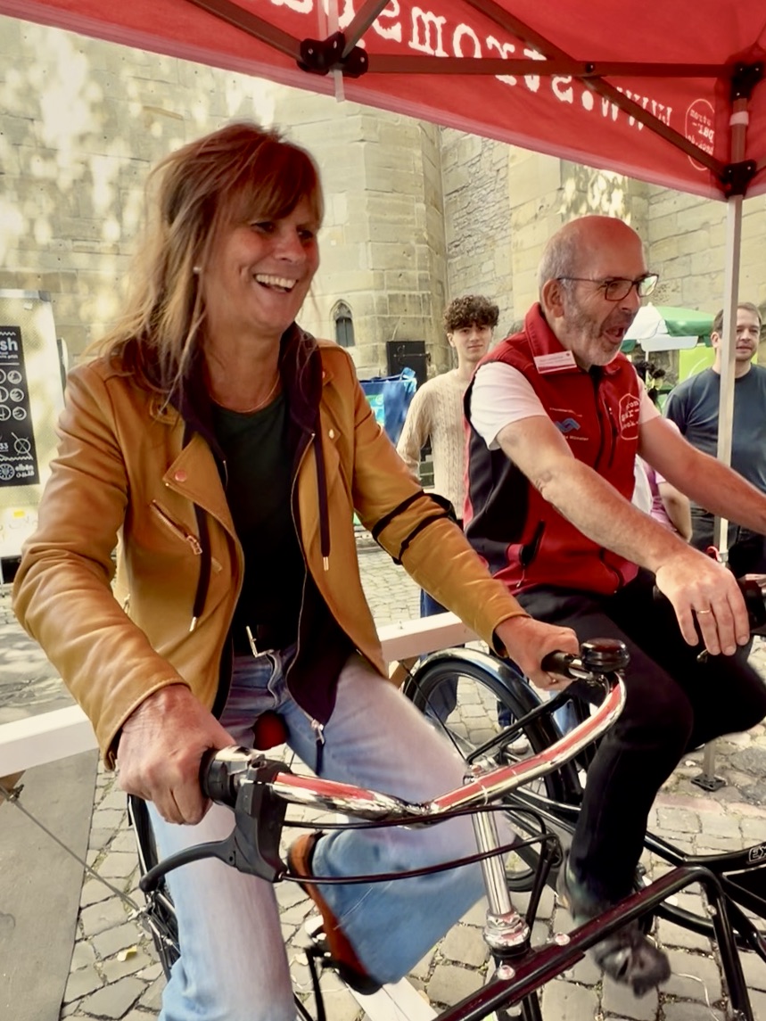 Radeln macht auf dem Überwasserkirchplatz Energie frei für die Carrerabahn am Stand von Stromsparcheck.de