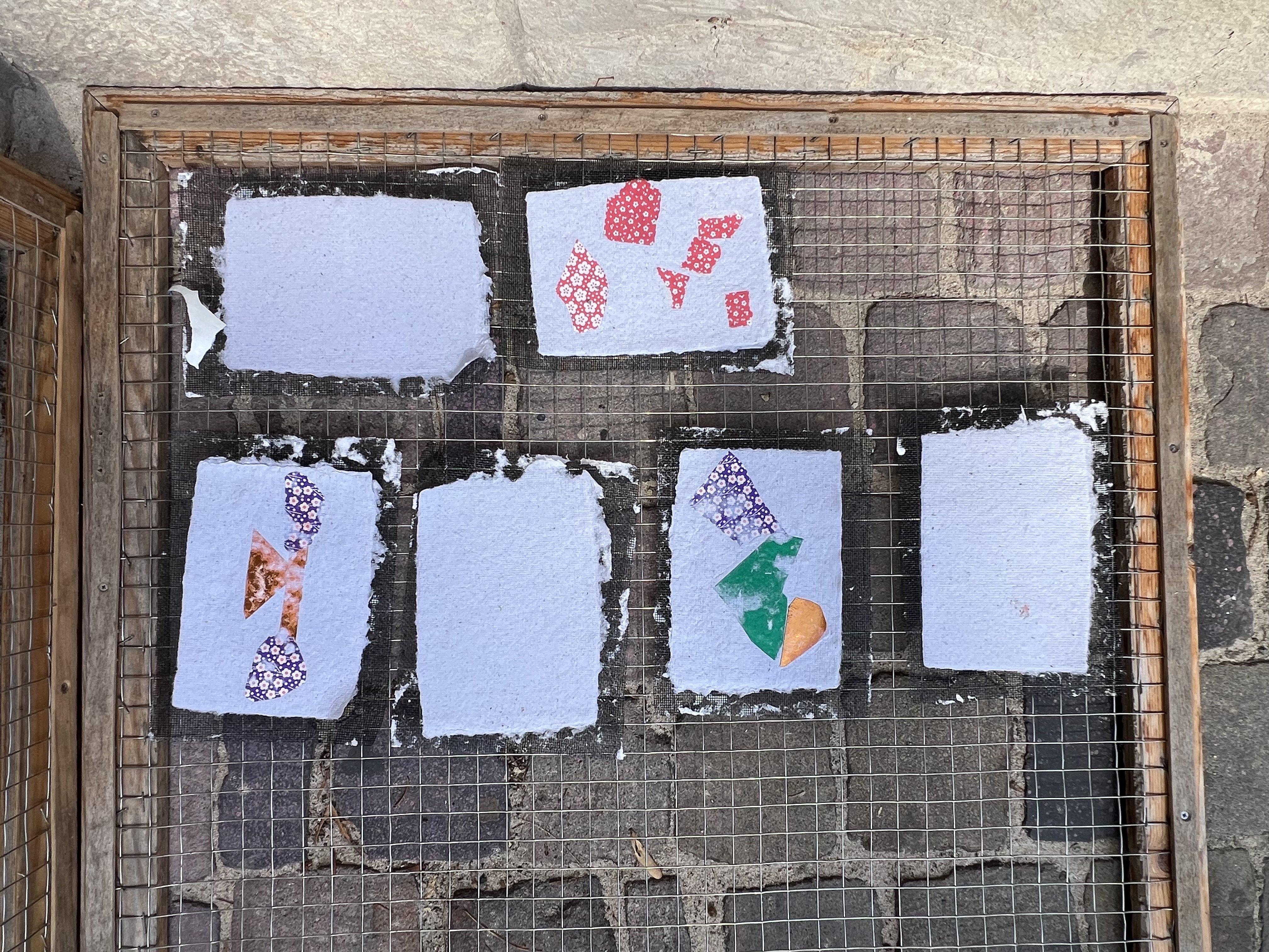 Während die Papierbögen trocknen, erkunden die Kids die vielen weiteren Mitmachangebote auf dem Markt der Möglichkeiten.