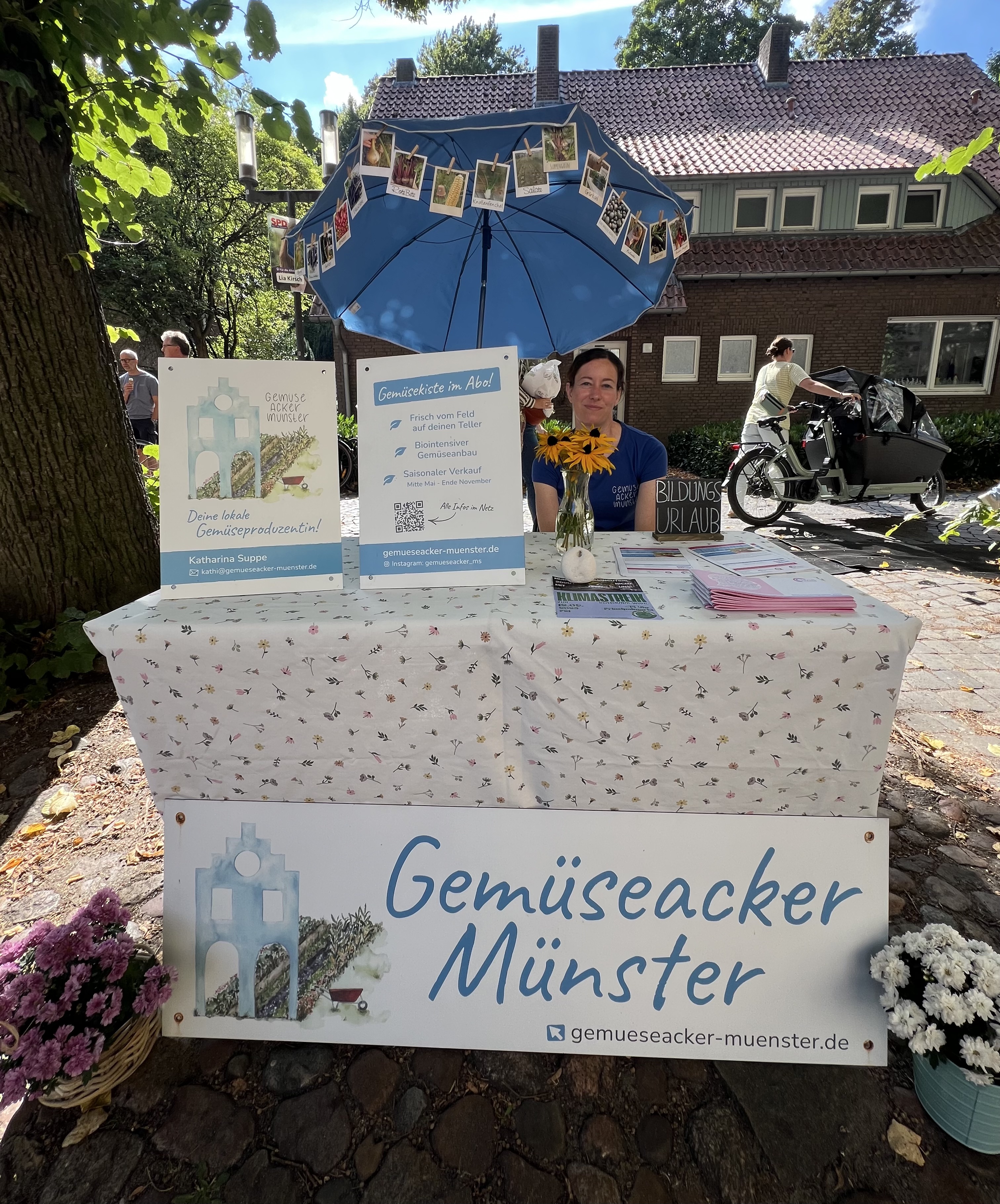 Kathi vom Gemüseaker inormiert über das Gemüsekisten-Abo und Bildungsurlaub.